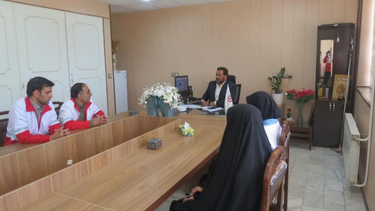 همکاری جمعیت هلال احمرشهرستان بهاباد با اداره بهزیستی شهرستان
