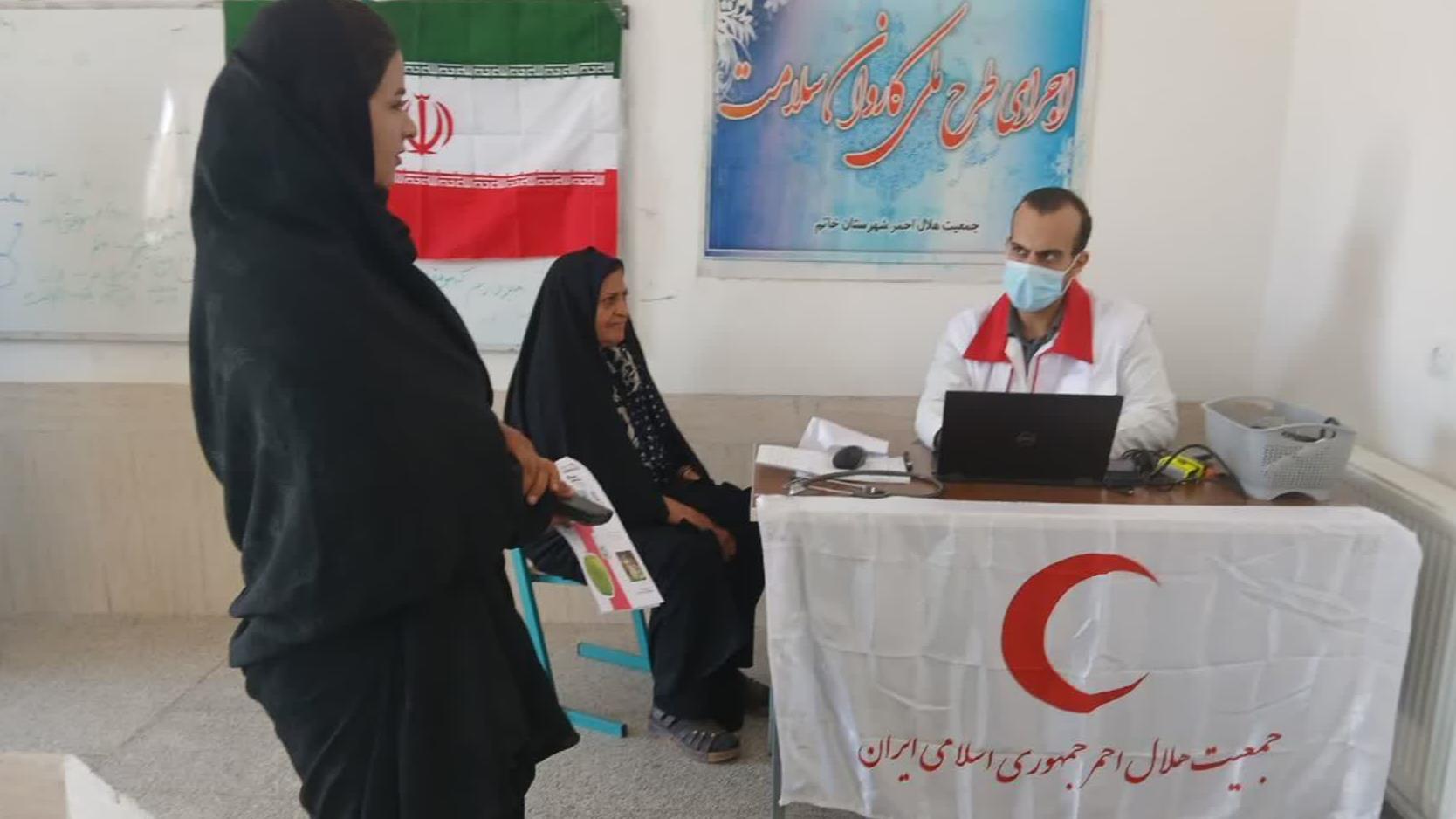 خدمترسانی با عشق؛ حضور کاروان سلامت در روستای اسلامآباد بخش چاهک / ویزیت رایگان بیش از 45 نفر