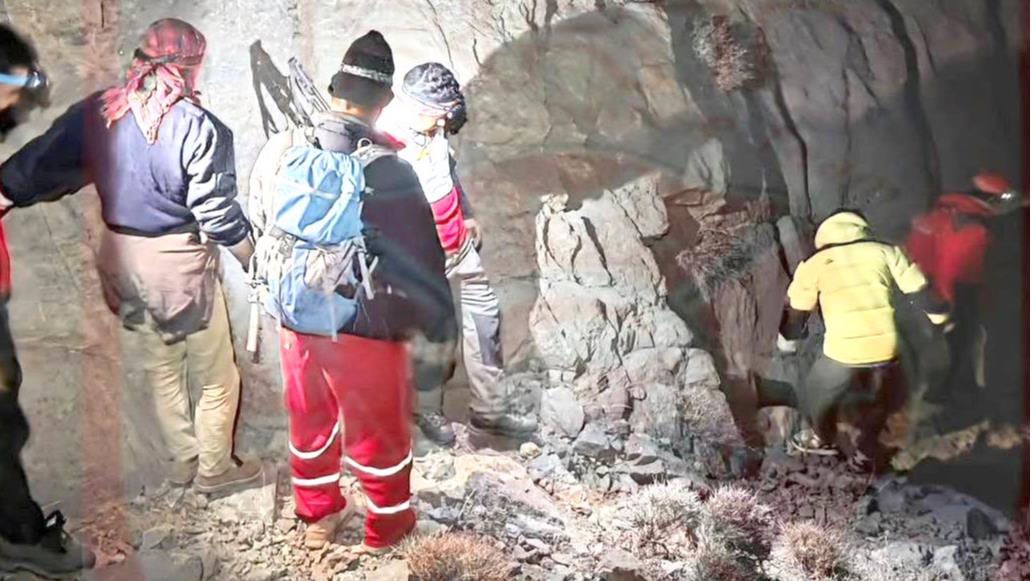 نجات موفق دو فرد گرفتار در ارتفاعات کوهستانی پیر نارکی مهریز پس از 26 ساعت عملیات نفسگیر