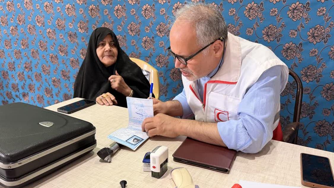 سی و هفتمین کاروان سلامت هلال احمر در محله فخریه شهرستان بافق / ویزیت رایگان بیش از 80 نفر