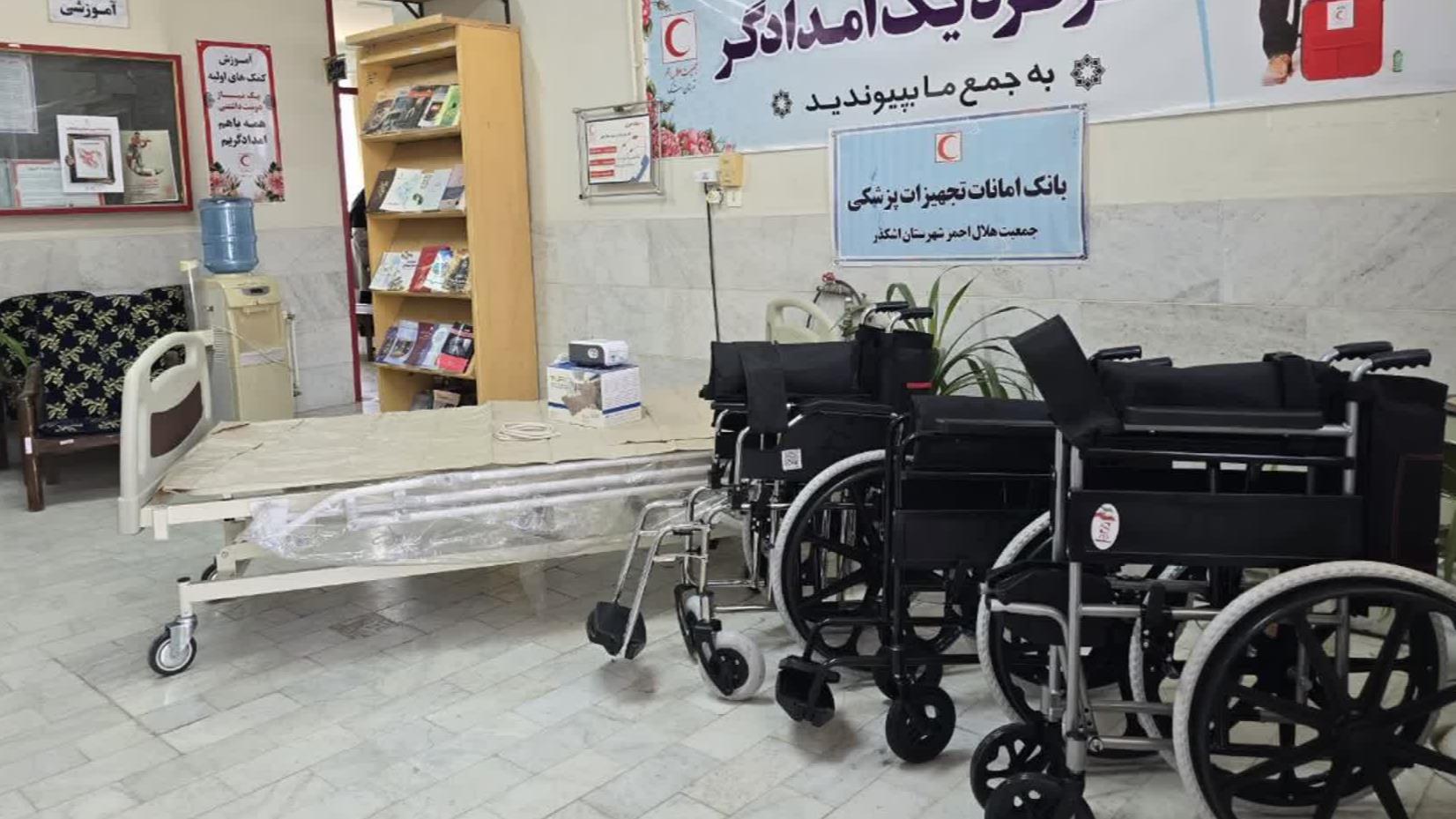 اهدای تجهیزات پزشکی خیرین به بانک امانات هلالاحمرشهرستان اشکذر