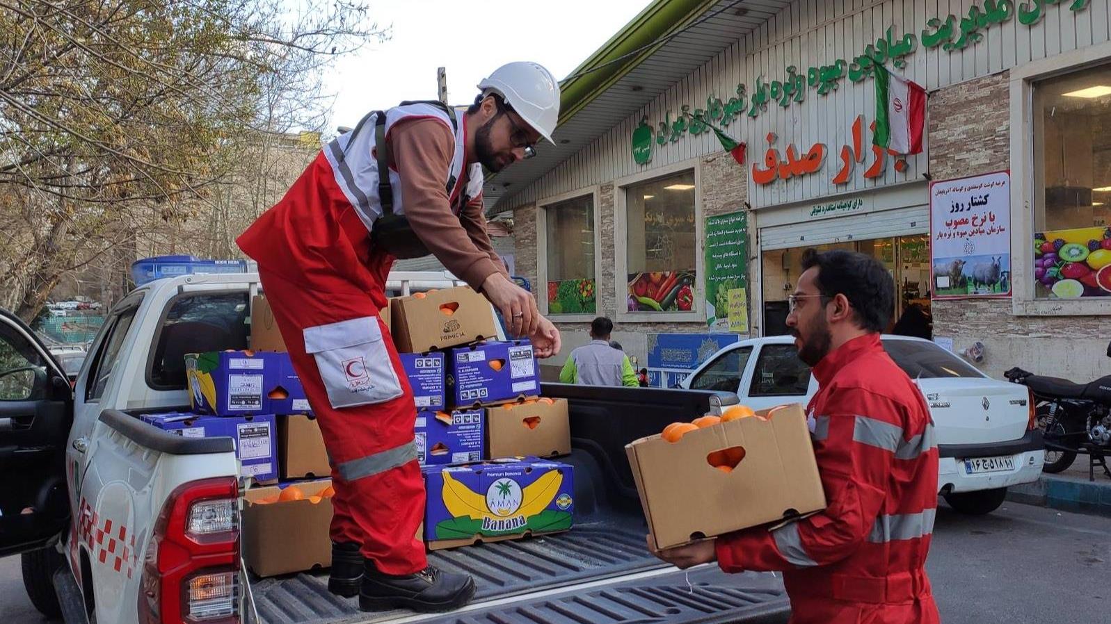 خیرین در کنار امدادگران؛ پشتیبانی مردمی از عملیات هلالاحمر در روزهای جنگ