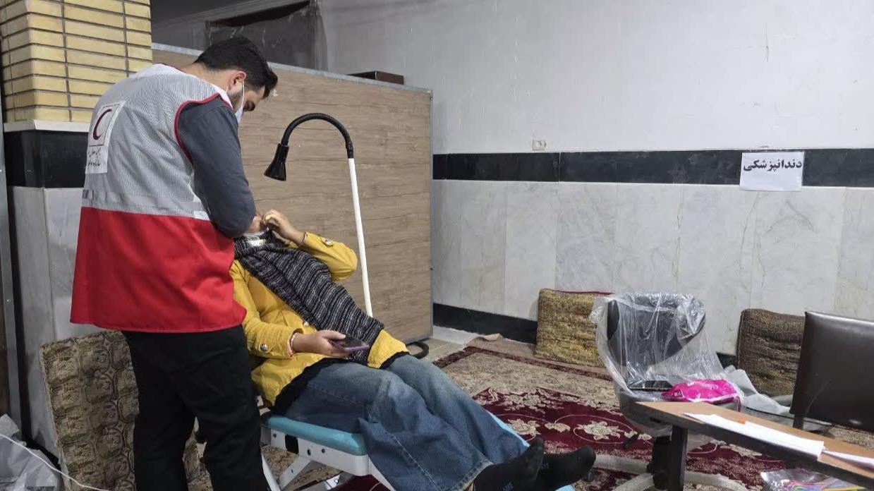کاروانهای سلامت هلالاحمر یزد در مسیر «ایران همدل»؛ خدمت بیمنت داوطلبان در ۱۲ منطقه کمبرخوردار
