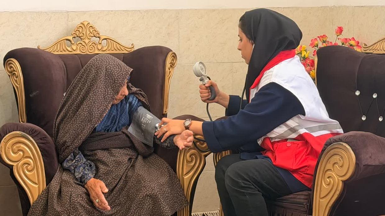«نیابت مهربانی» در حسینیه ایران؛ داوطلبان هلالاحمر یزد به دیدار خانواده شهدا و سالمندان رفتند